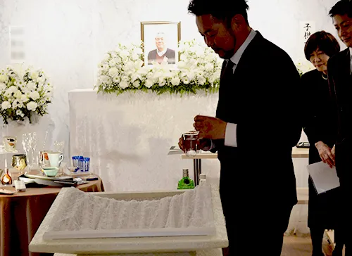 葬儀事例「父へ贈る最後のカクテル」のギャラリー画像1枚目 旅立つ父へ、息子様が最後のカクテル作り