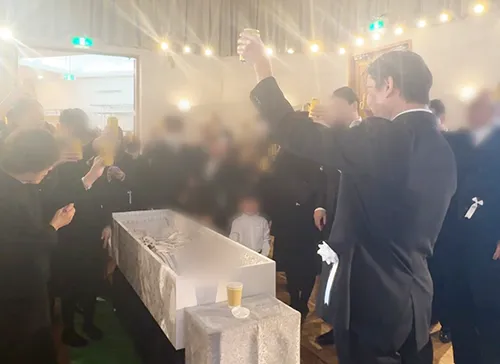 葬儀事例「乾杯！仲間の笑顔でお見送り」のギャラリー画像1枚目 仲間に囲まれビールで乾杯
