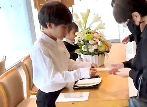 葬儀事例「おばあちゃんへの恩返し」のギャラリー画像1枚目 ご参列の受付対応するお孫様たち