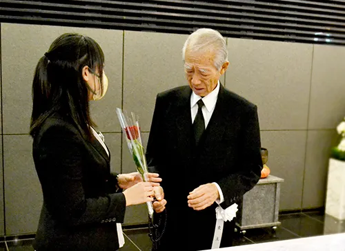 葬儀事例「私のワイフ」のギャラリー画像1枚目 赤いバラを奥様に捧げられるご主人様