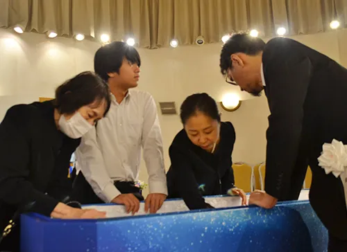 葬儀事例「生き抜いた、自慢の息子」のギャラリー画像3枚目 ご家族だけで最後のお別れ