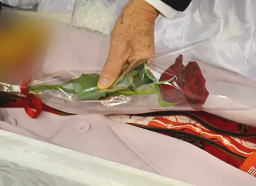 葬儀事例「私のワイフ」のギャラリー画像4枚目 赤いバラを奥様に捧げられたご主人様