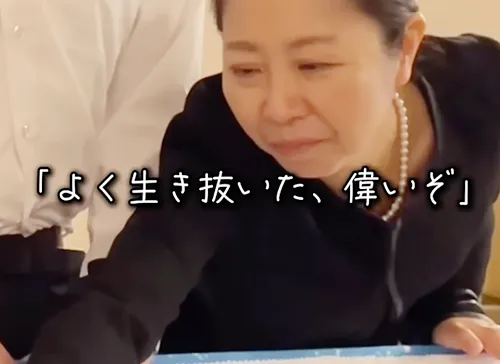 葬儀事例「生き抜いた、自慢の息子」のギャラリー画像4枚目 穏やかな表情で息子様に語りかけるお母様