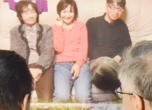 葬儀事例「妻とのリング交換」のギャラリー画像4枚目 奥様のお写真をご覧になるご主人と参列者様