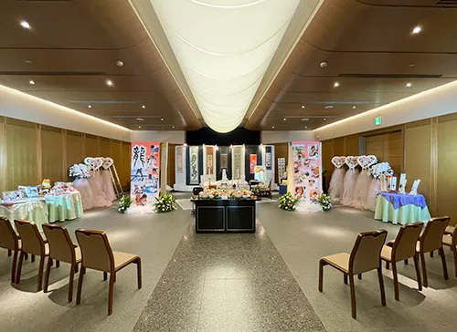 葬儀事例「母の夢を〜最期の書道展〜」のギャラリー画像2枚目 書の作品や思い出の品をお棺を取り囲むように配置