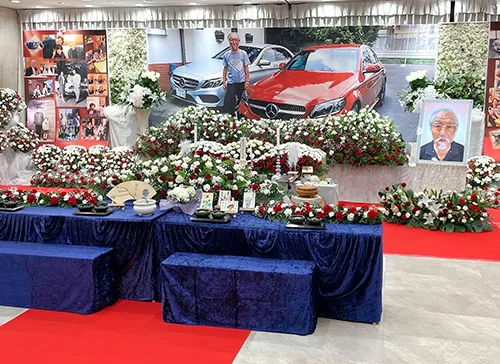 葬儀事例「赤の愛車と父との思い出」のギャラリー画像2枚目 愛車と故人様のお姿が掲げられた祭壇とレッドカーペット