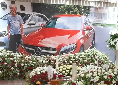 葬儀事例「赤の愛車と父との思い出」のギャラリー画像4枚目 赤い愛車と並ぶお父様