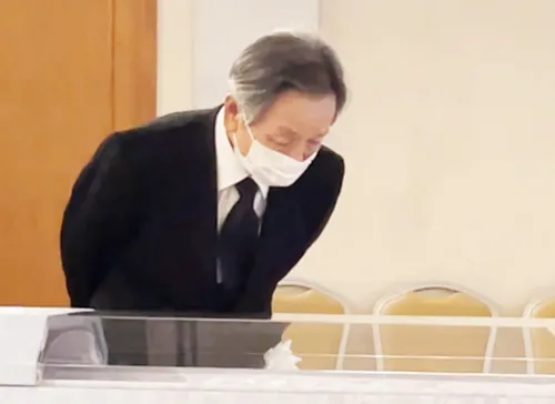 葬儀事例「妻に見せたかった景色」のギャラリー画像1枚目 亡き妻に話しかけるご主人