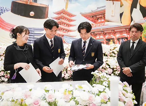 葬儀事例「5年間病気と闘い続けたママへ」のギャラリー画像1枚目 お母様に話しかけるお子様