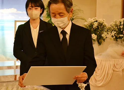 葬儀事例「妻に見せたかった景色」のギャラリー画像2枚目 妻へのメッセージを色紙にしたためたご主人