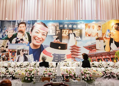 葬儀事例「5年間病気と闘い続けたママへ」のギャラリー画像2枚目 笑顔のお母様と浅草の地が飾られた祭壇