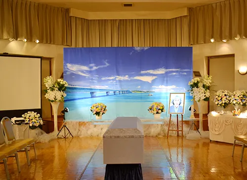 葬儀事例「妻に見せたかった景色」のギャラリー画像3枚目 妻に見せたかった沖縄の地が飾られた祭壇