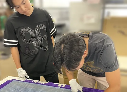 葬儀事例「5年間病気と闘い続けたママへ」のギャラリー画像4枚目 ご遺影の準備をされるお子様