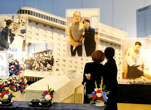 葬儀事例「ホテルマンの夫」のギャラリー画像1枚目 ホテルマンの夫のこれまでを振り返る奥様