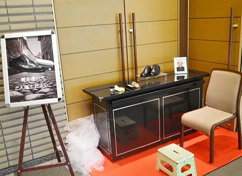 葬儀事例「靴職人の夫」のギャラリー画像1枚目 靴職人だった故人様の仕事道具を展示
