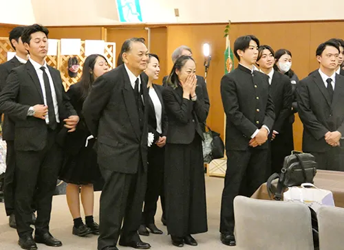 葬儀事例「ラーメン屋のおばあちゃん」のギャラリー画像2枚目 お別れの空間を見て驚きの表情のご家族一同