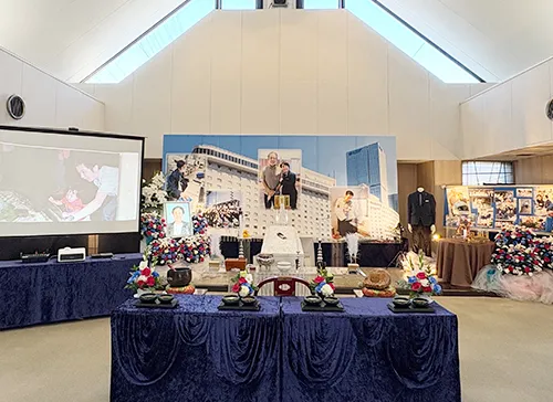 葬儀事例「ホテルマンの夫」のギャラリー画像3枚目 ホテルを投影したメモリアルスクリーン祭壇