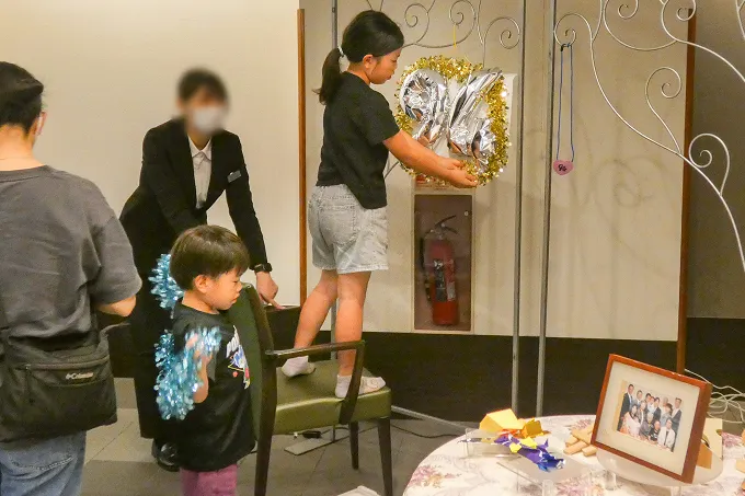 式場の準備をするひ孫たち