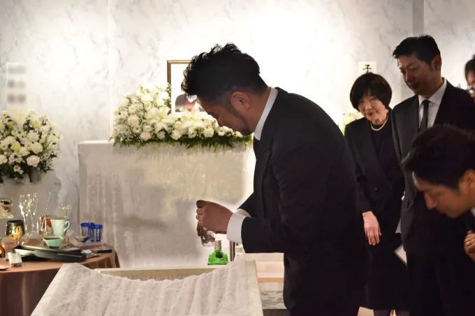 お酒を注ぐお子さん