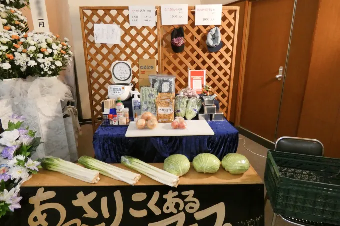 お店で使う野菜を飾る様子