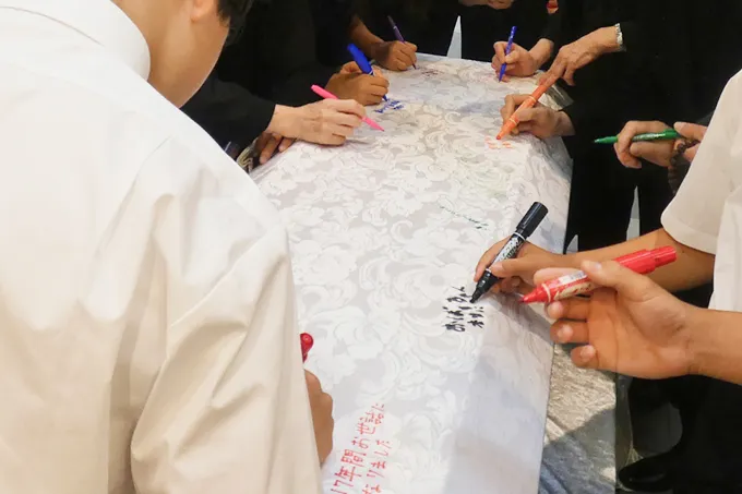 メッセージを書き込む様子