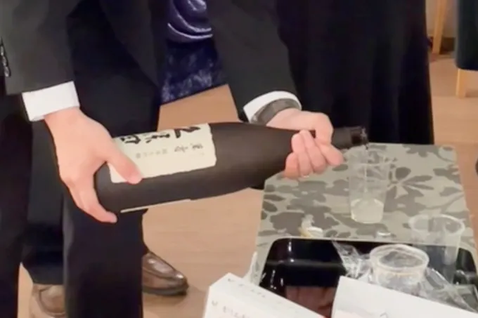 お酒を注ぐ様子