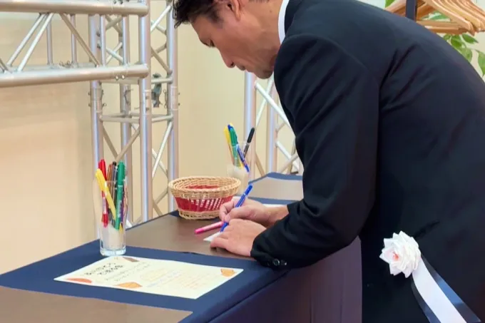 お父さんへメッセージを書く息子
