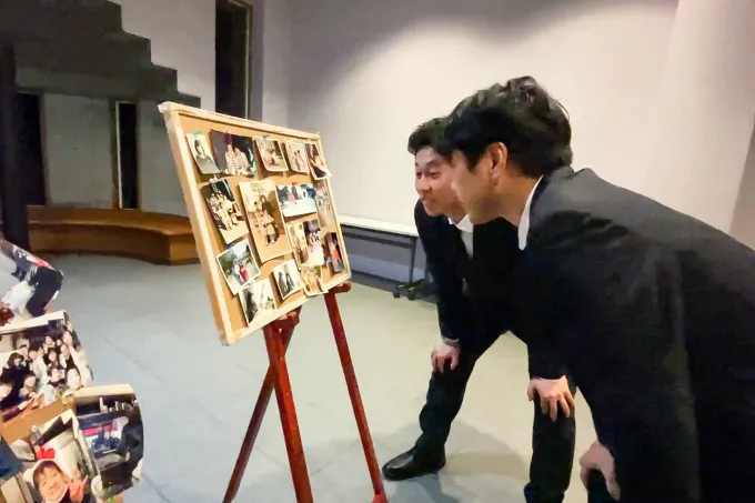 思い出の写真を眺めるお孫さん
