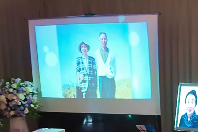 思い出を映像で振り返る様子
