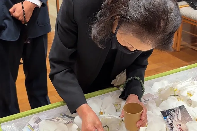 口元にお酒を運ぶ様子