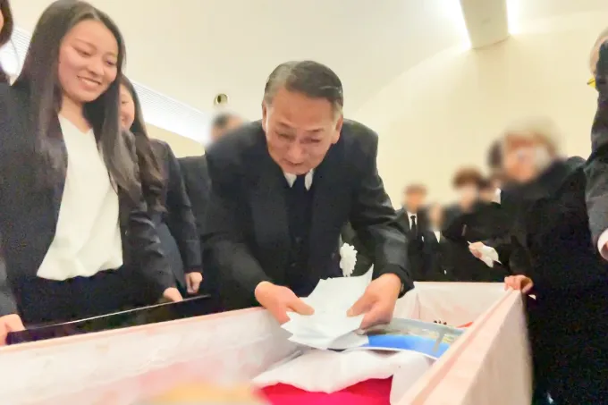 涙ながらに棺に納めるおじいちゃん