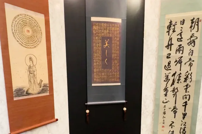 祭壇中央の力作「美しく」