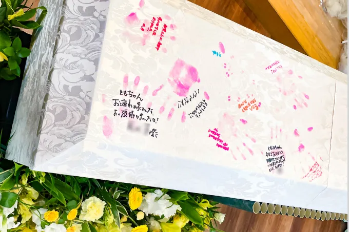 棺に家族の手型とメッセージ