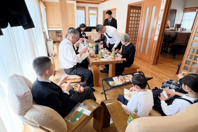 出前をとって家族で食べる様子