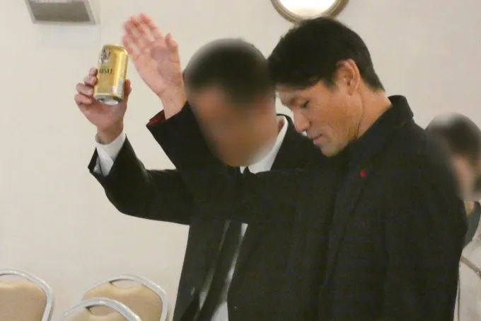 乾杯で感謝を伝える様子