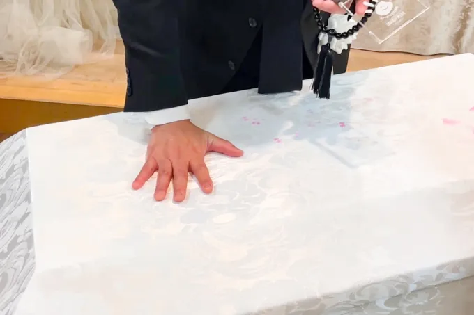 棺に手型を押す様子