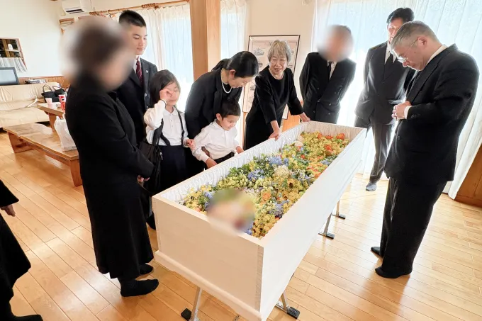 笑顔で見送る様子