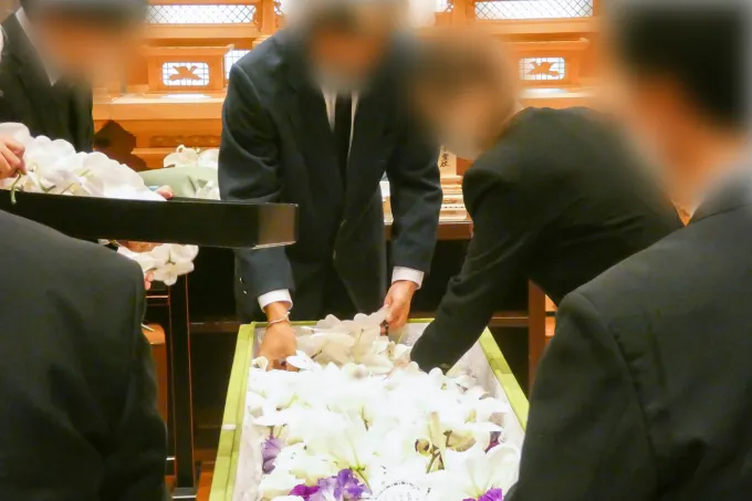 棺に花を添える様子