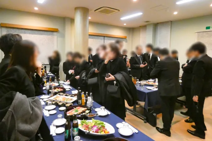 たくさんの方が参列する様子
