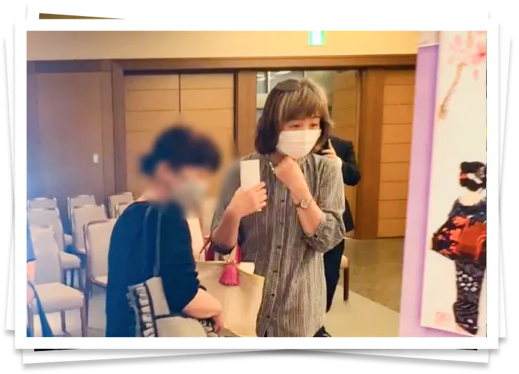 式場を見て驚く娘さん