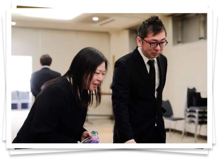 式場を見ている様子