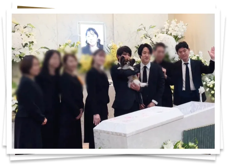 参列された方と写真を撮る様子