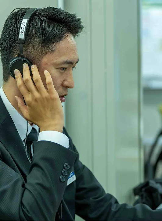 男性スタッフが電話を受ける様子