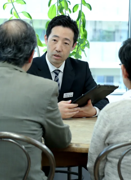 納棺するスタッフの写真