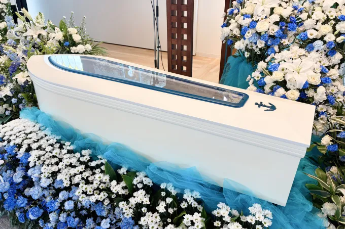 波を描いた祭壇に囲まれた船型の棺