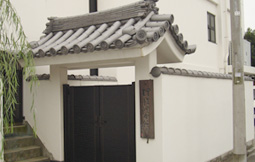 理性院会館の入口写真